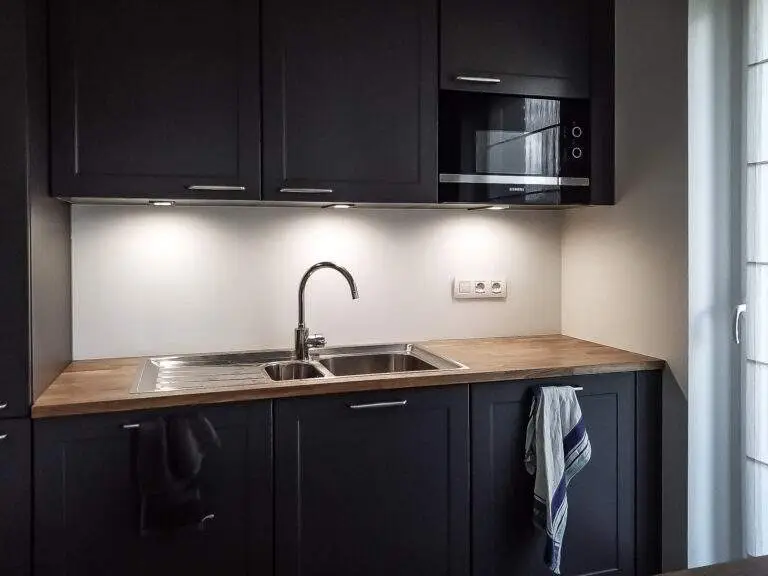 Crédence en verre laqué blanc parfaitement installée