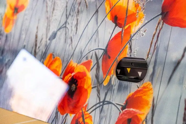 détail sur découpe rectangulaire dans une crédence en verre