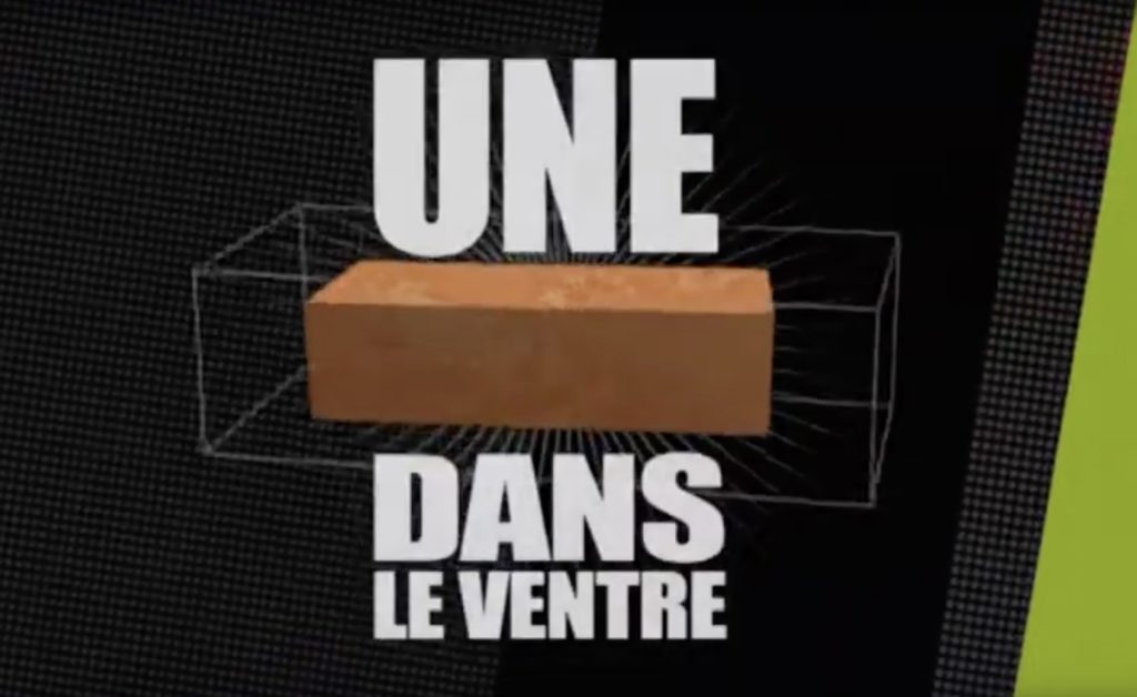 Une brique dans le ventre - Glass Décor