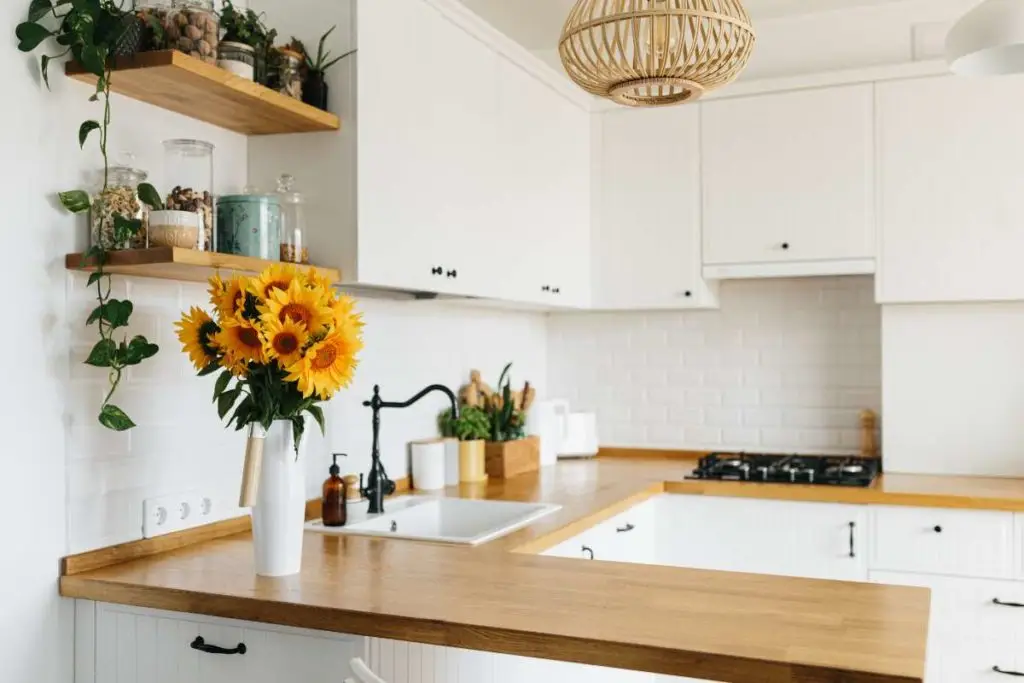 cuisine blanche et bois avec bouquet de tournesols