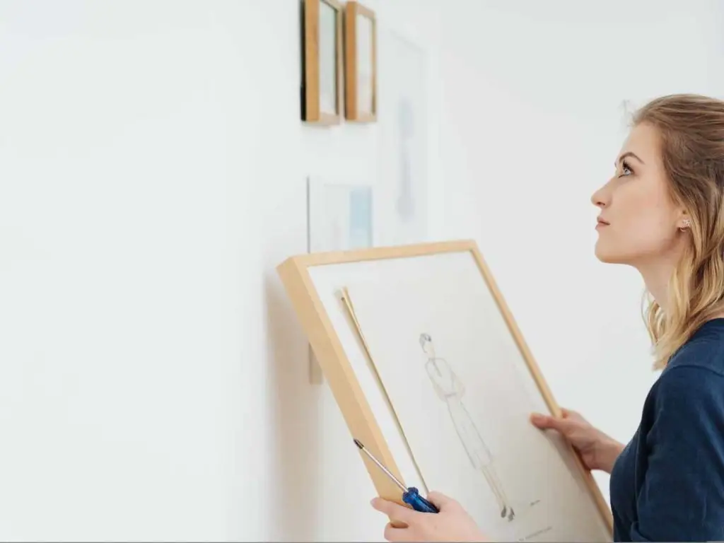 Fixer un tableau en verre au mur