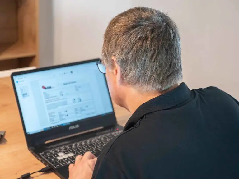 Crédences de cuisine personnalisées en Belgique Signature d'un devis chez un client pour une crédence en verre