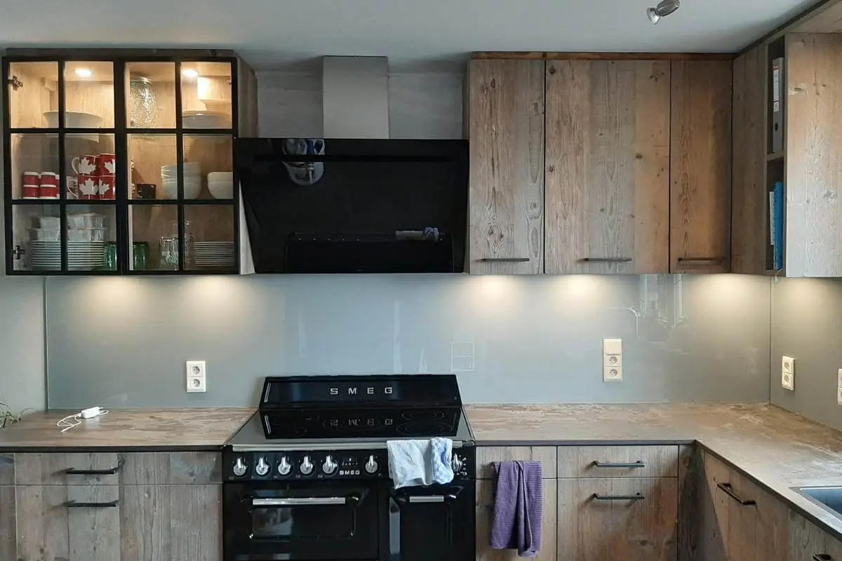 Cuisine avec crédence en verre Glass Decor et plan de travail en bois