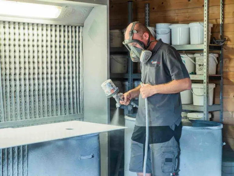 Crédences de cuisine personnalisées en Belgique Laquage du verre au pistolet