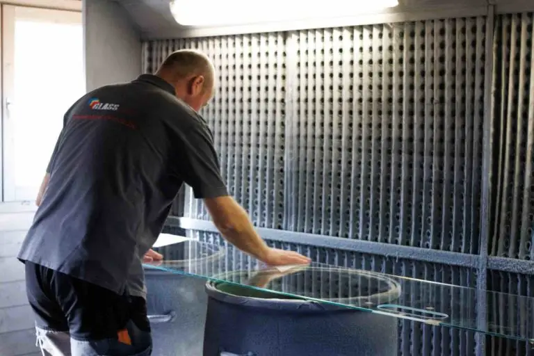 Crédences de cuisine personnalisées en Belgique Nettoyage du verre pour les crédences