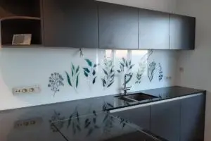 Crédence en verre personnalisée Glass Decor facile d'entretien et plan de travail noir